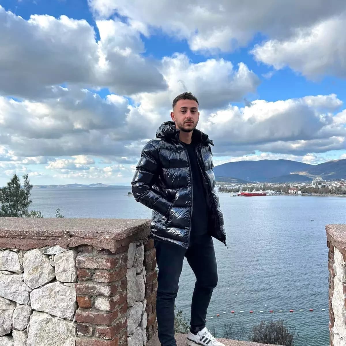 Erdek’te 20 Yaşındaki Genç Silahla Vurulmuş Halde Bulundu: Kurtarılamadı