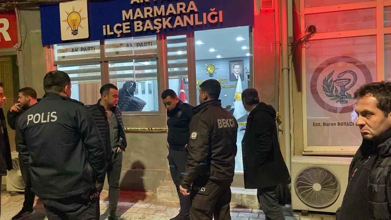 AK Parti Marmara İlçe Başkanlığı’na Taşlı Saldırı