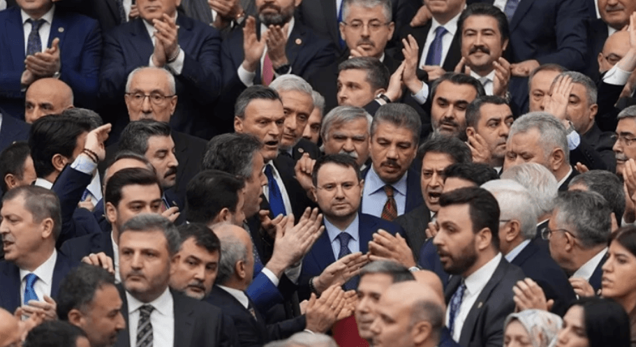 MECLİSTE AKIN GÜRLEK GERİLİMİ