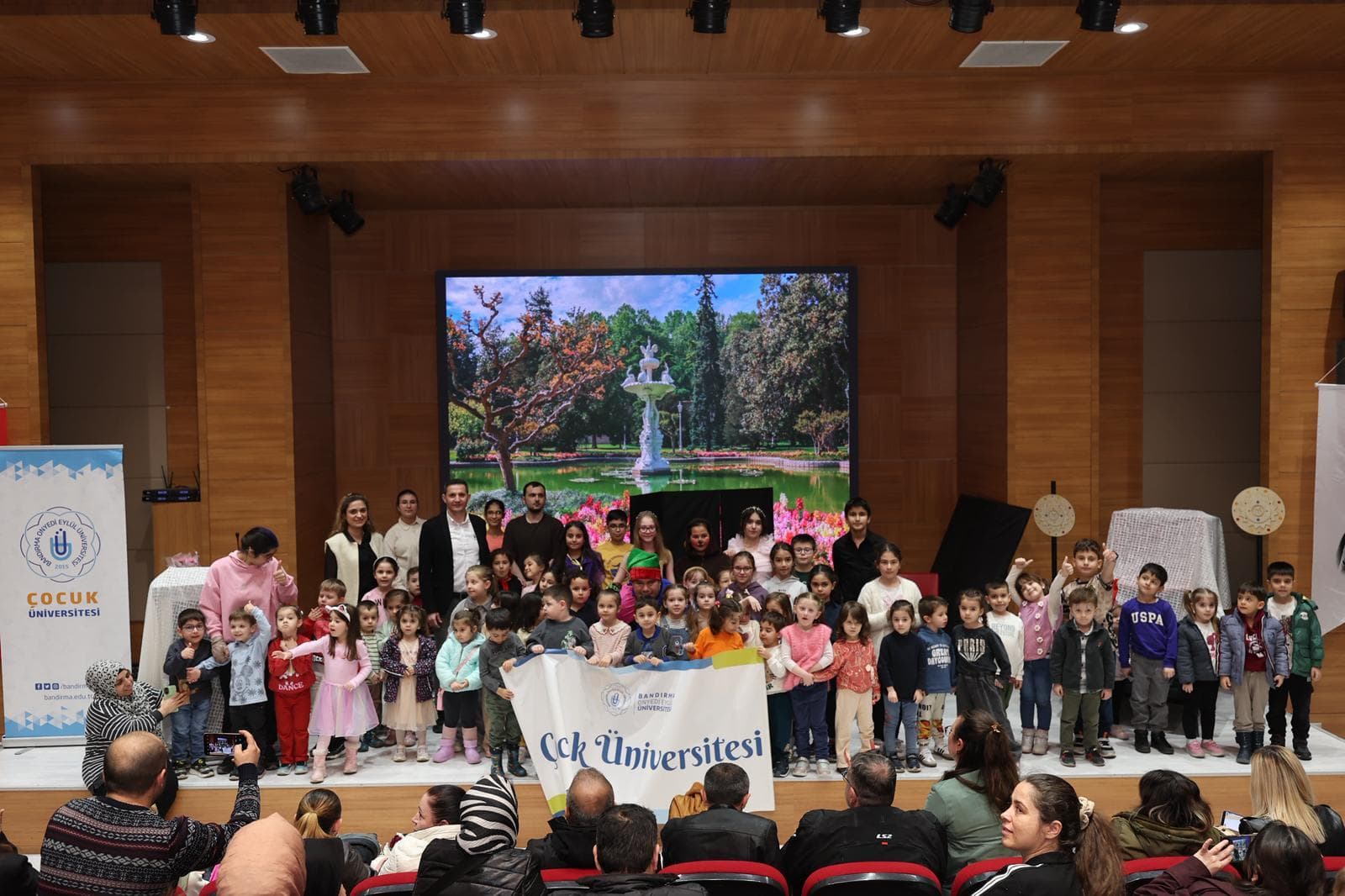 “AY IŞIĞI ADASI” MİNİKLERİ BÜYÜLEDİ