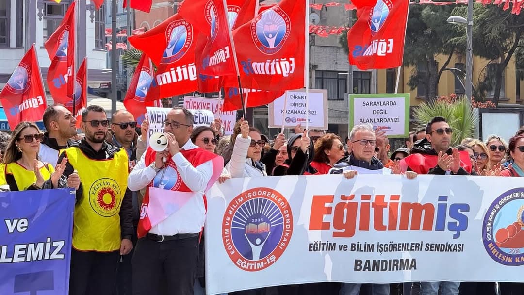 EĞİTİMCİLER KONUŞTU, TÜRKİYE YİNE SARSILDI